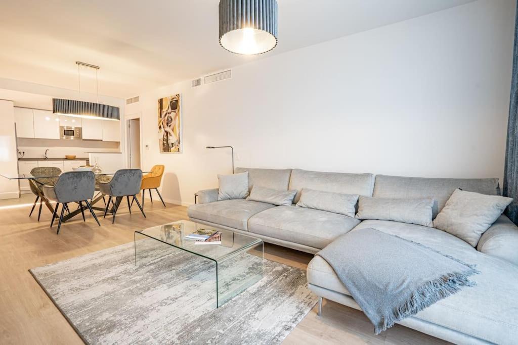 Posedenie v ubytovaní Beautiful Rooftop Pool 3Bed