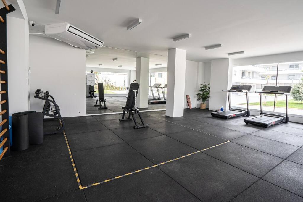 Posilňovňa alebo fitness centrum v ubytovaní Beautiful Rooftop Pool 3Bed