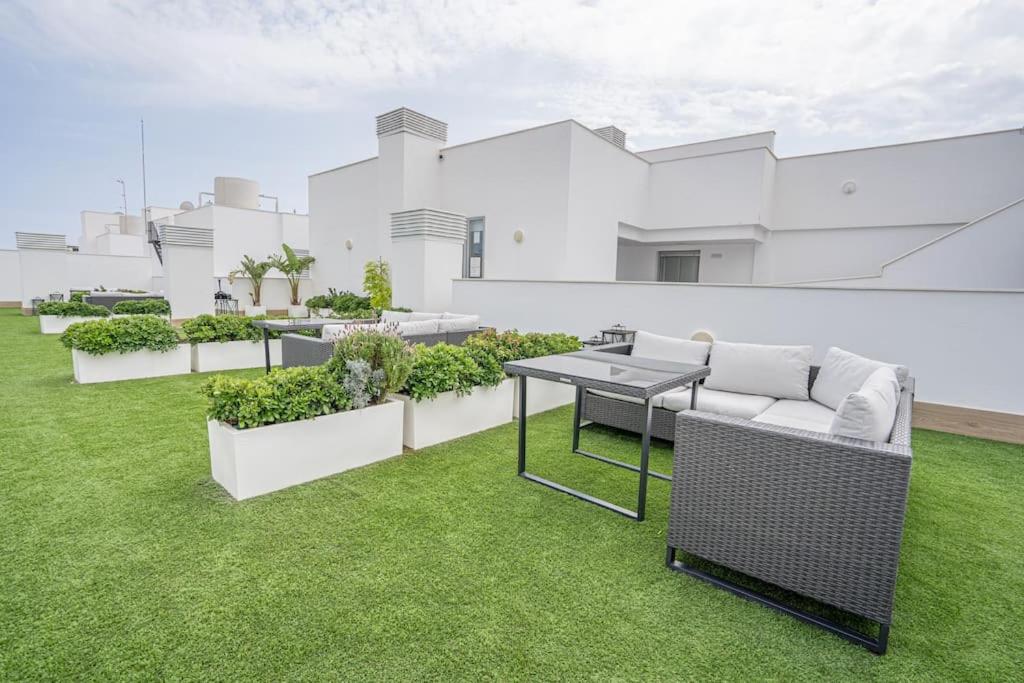 Vonkajšia záhrada v ubytovaní Beautiful Rooftop Pool 3Bed