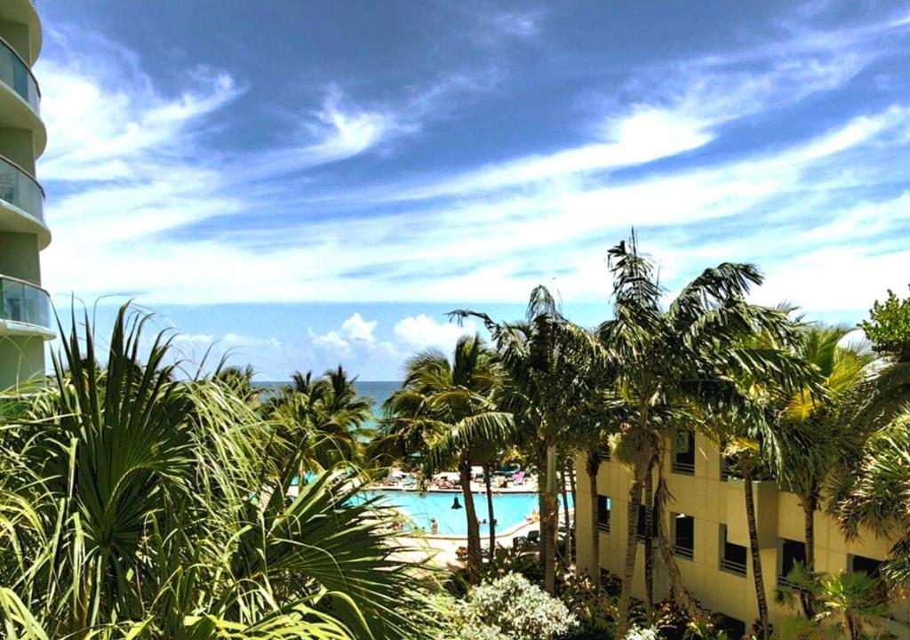 een uitzicht op een resort met palmbomen en een zwembad bij Miami Hollywood Condo for 4 People 001-21vic in Hollywood