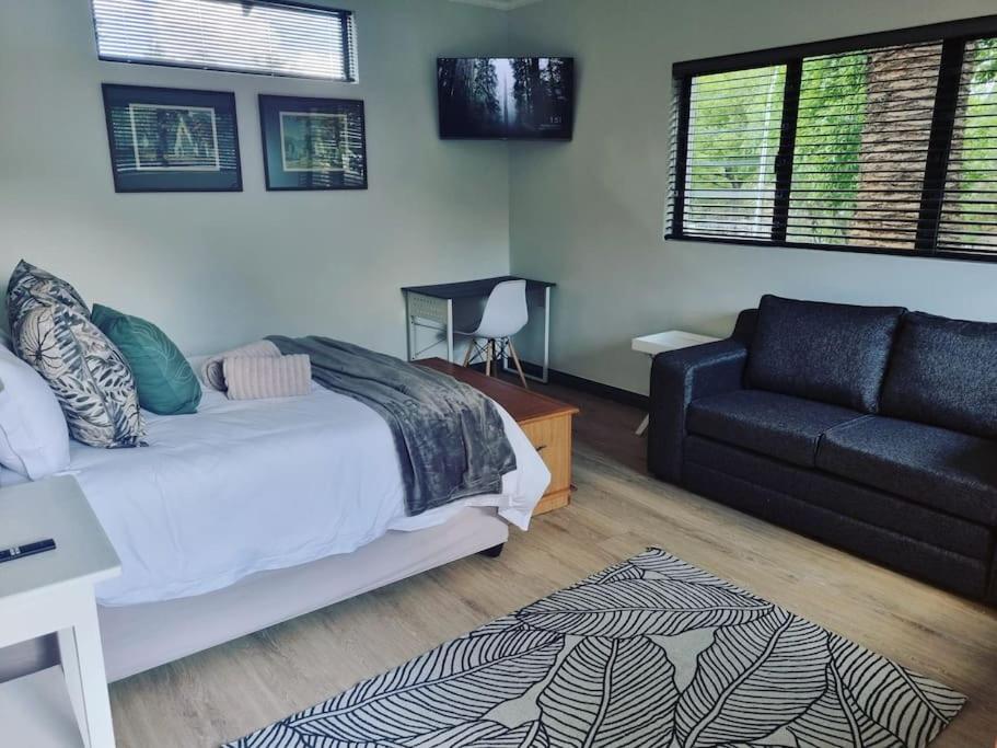 Un pat sau paturi într-o cameră la Palm On Rock - 1 bedroom,kitchenette & full bathroom.