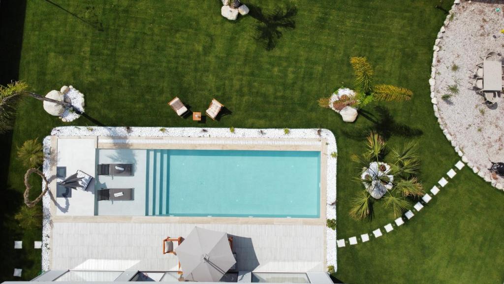 an overhead view of a swimming pool in a yard at Solin House in Kadıköy
