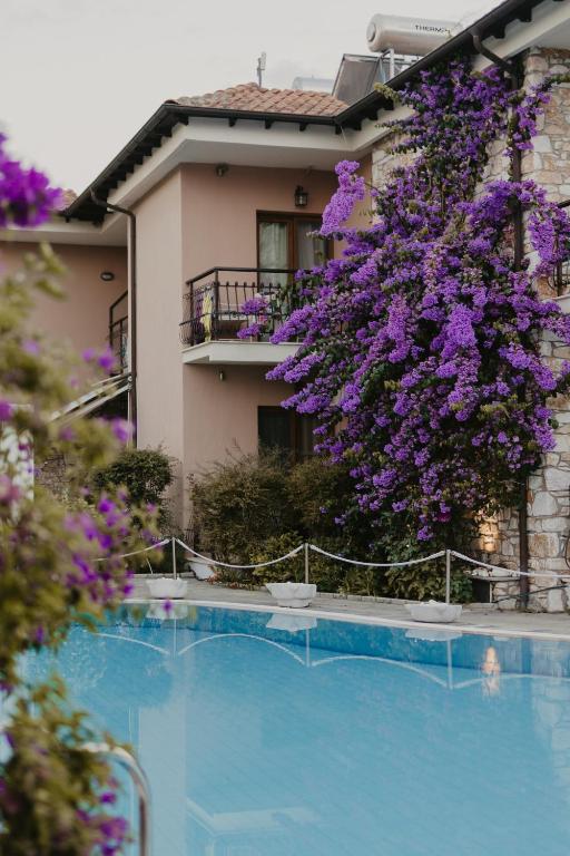 Bazén v ubytování Nikoleta Hotel and Villas nebo v jeho okolí