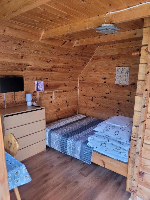 Postel nebo postele na pokoji v ubytování Domki u Łosia Bieszczady & Sauna