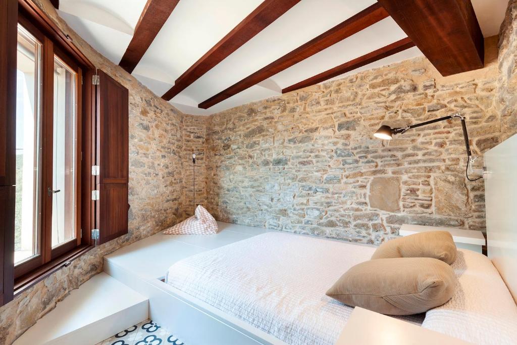Postel nebo postele na pokoji v ubytování Casa Fumanal - Unique Property for up to 24