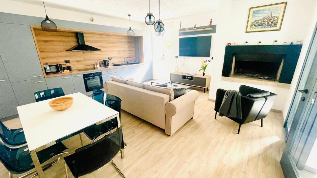 Φωτογραφία από το άλμπουμ του Modern Apartment with Fireplace & Stylish Kitchen σε Kanfanar