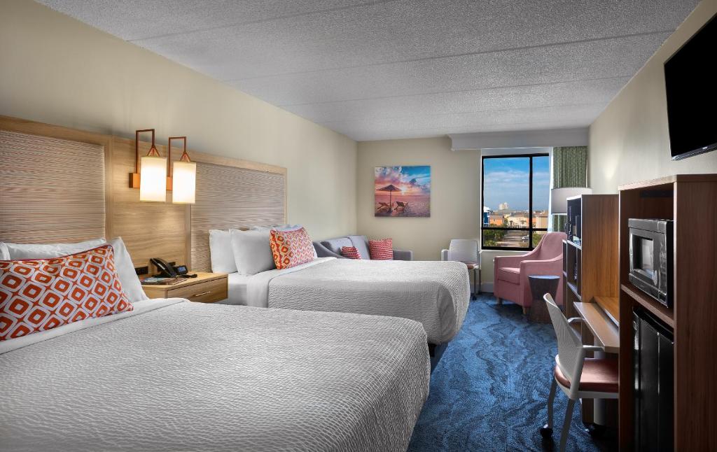 Televisyen dan/atau pusat hiburan di Surfside Beach Oceanfront Hotel