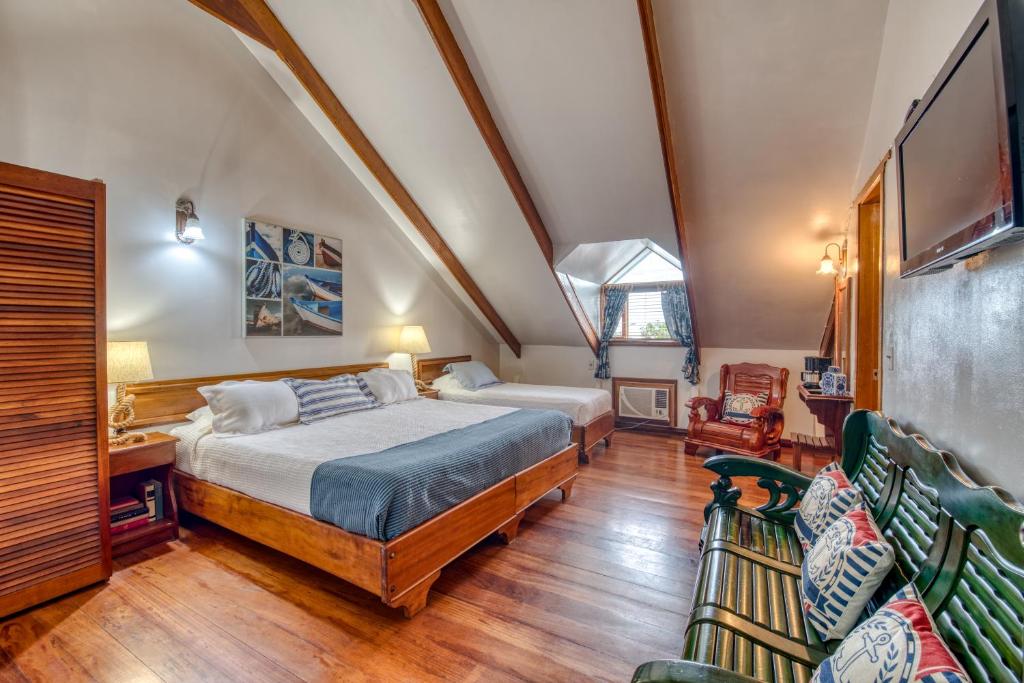 a bedroom with a bed and a tv in a room at Hotel Bocas del Toro in Bocas del Toro