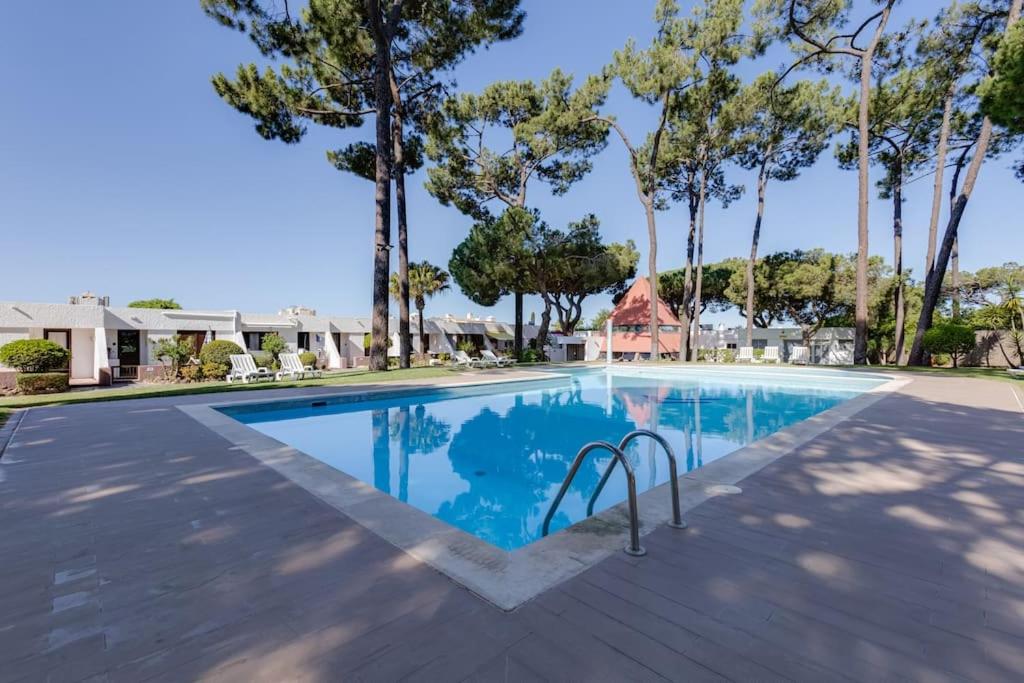 Bazén v ubytování PLANALTO - Cosy house for 4 in a private condo with pool at Vilamoura nebo v jeho okolí