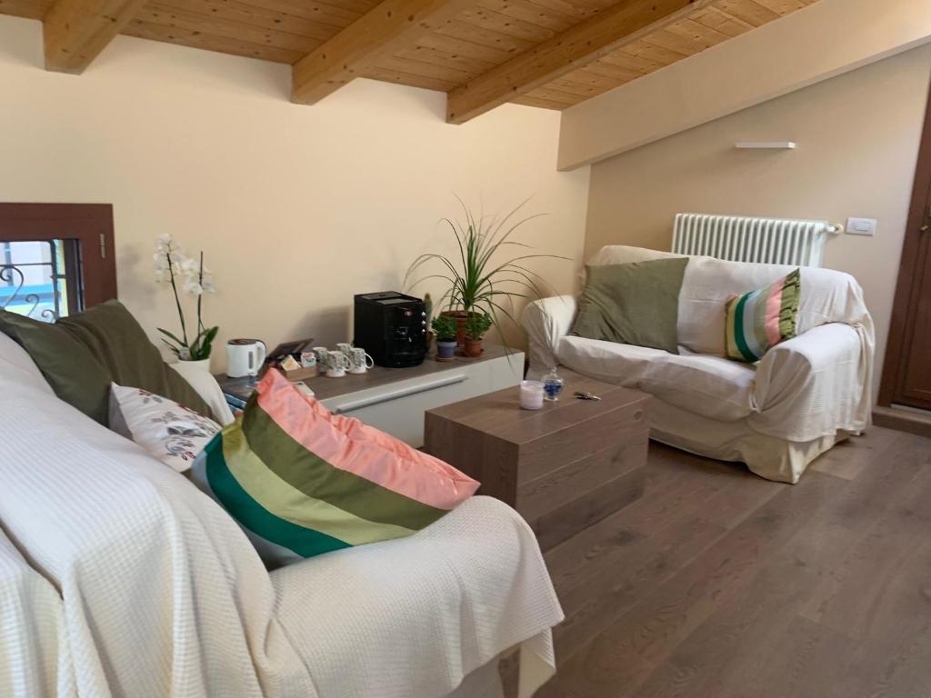 uma sala de estar com duas cadeiras e uma mesa em La Nicchia em Imola