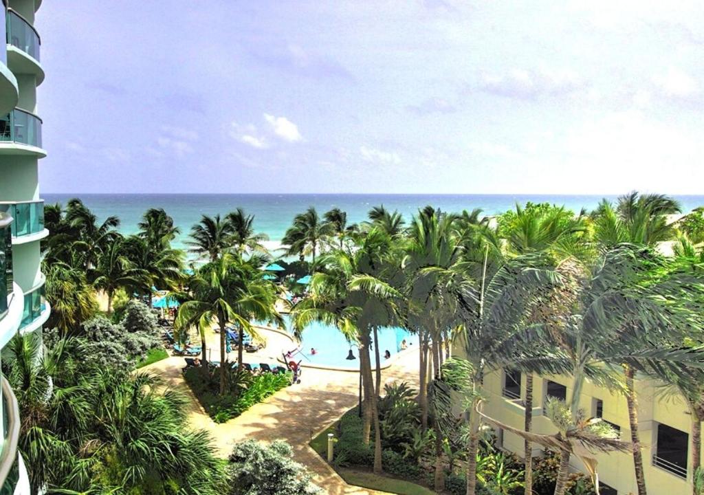好萊塢的住宿－Miami Hollywood Condo With Pool and Partial Ocean View 003-21mar，从度假村的阳台上可欣赏到海滩景色