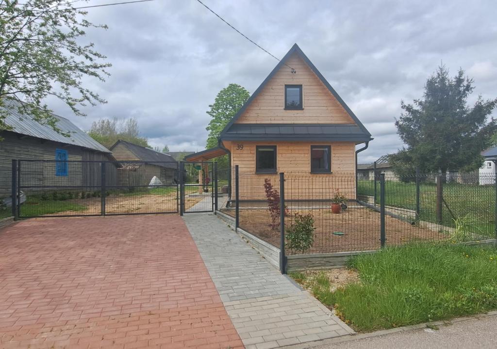 a small house with a fence in a yard at ORYNKA chatka w Malinnikach in Malinniki