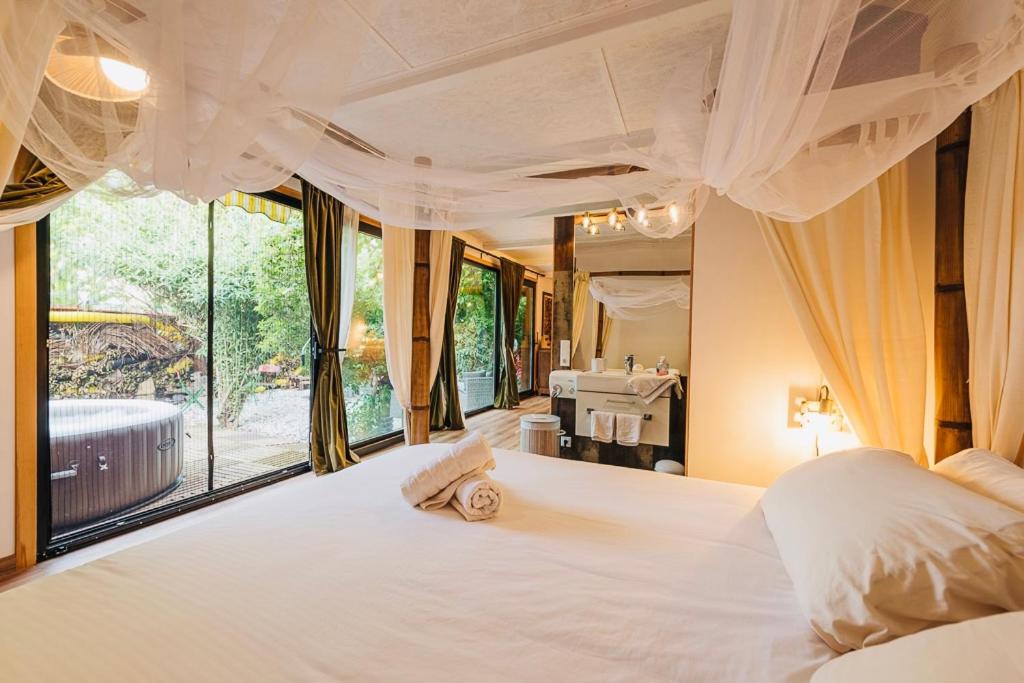 1 dormitorio con 1 cama blanca grande y ventana grande en Maxia Galega -Arte, Natureza, Relax -Ribeira Sacra, en Monforte de Lemos