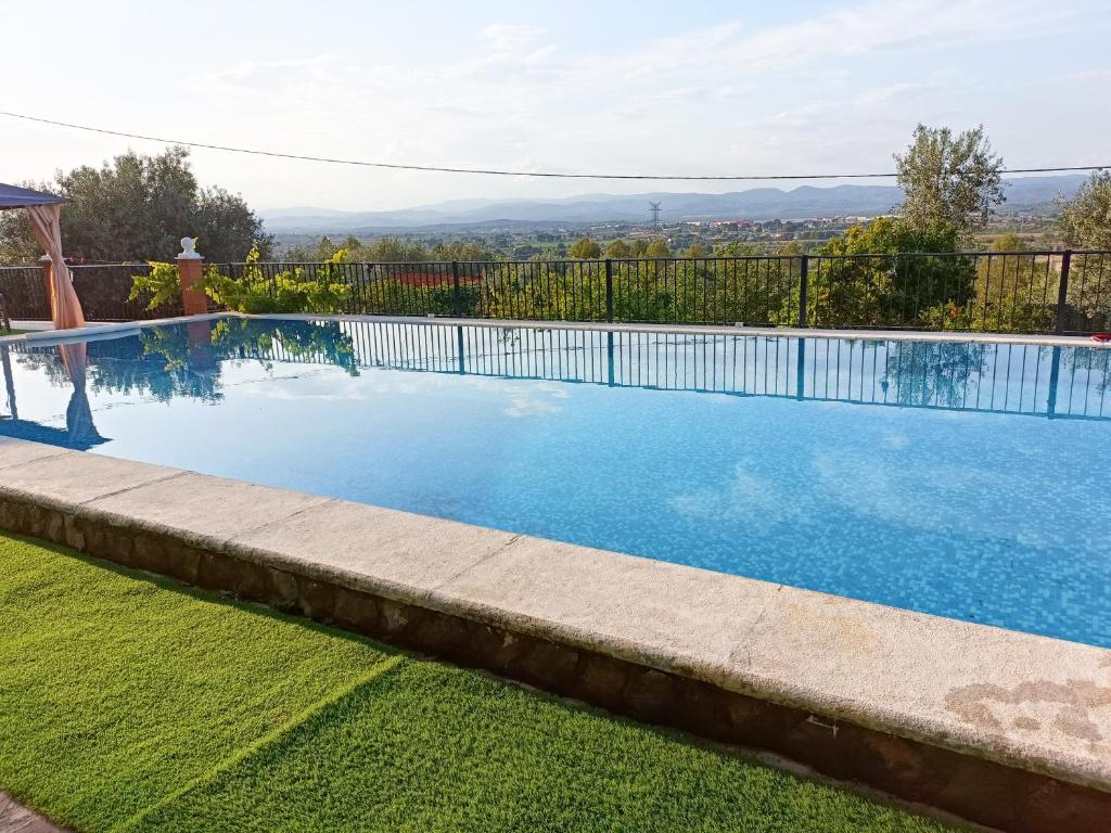 una piscina en un patio con una valla en Forest Villa,good view,biggest pool 78 m2,summer resort,Heights,cute squirrel,in City of misic, en Liria