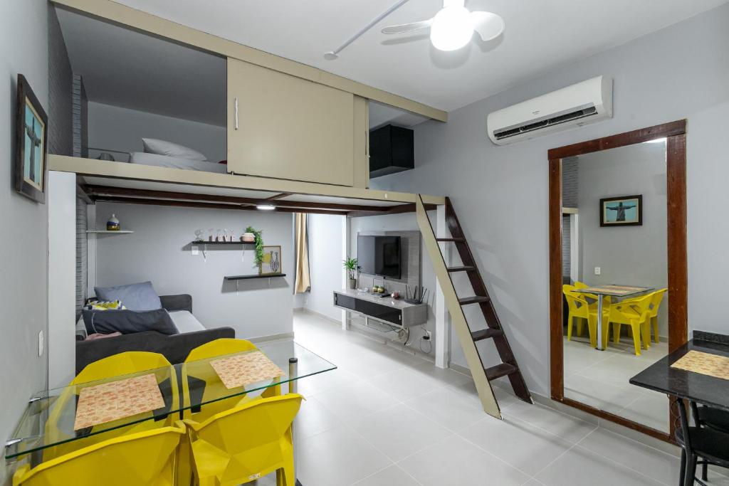 Habitación con cama elevada y comedor. en Copa Sky Apartments, en Río de Janeiro