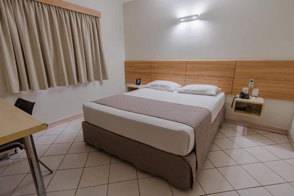 Postel nebo postele na pokoji v ubytování Hotel Caiuá Express Umuarama