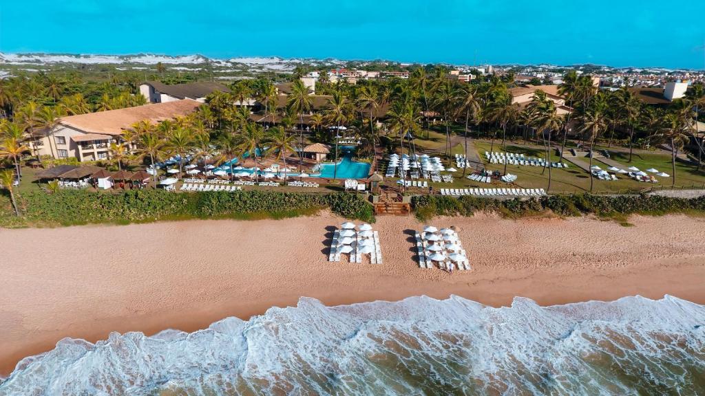 una vista aérea de una playa con un complejo en Catussaba Resort Hotel, en Salvador