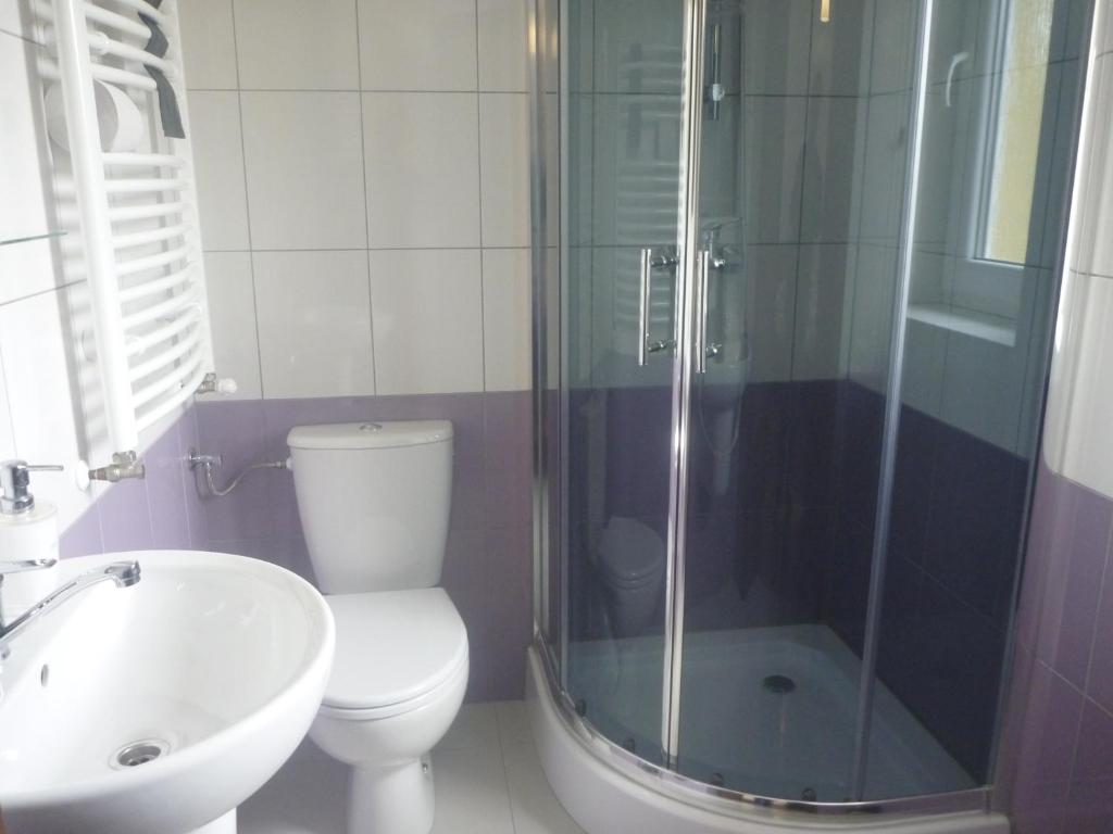 OŚRODEK WYPOCZYNKOWY NAD STAWEM - kameralny wybierany przez Gości ceniących ciszę, smaczne śniadania i komfortowy wypoczynek w bezpośrednim sąsiedztwie parku zdrojowego - 18