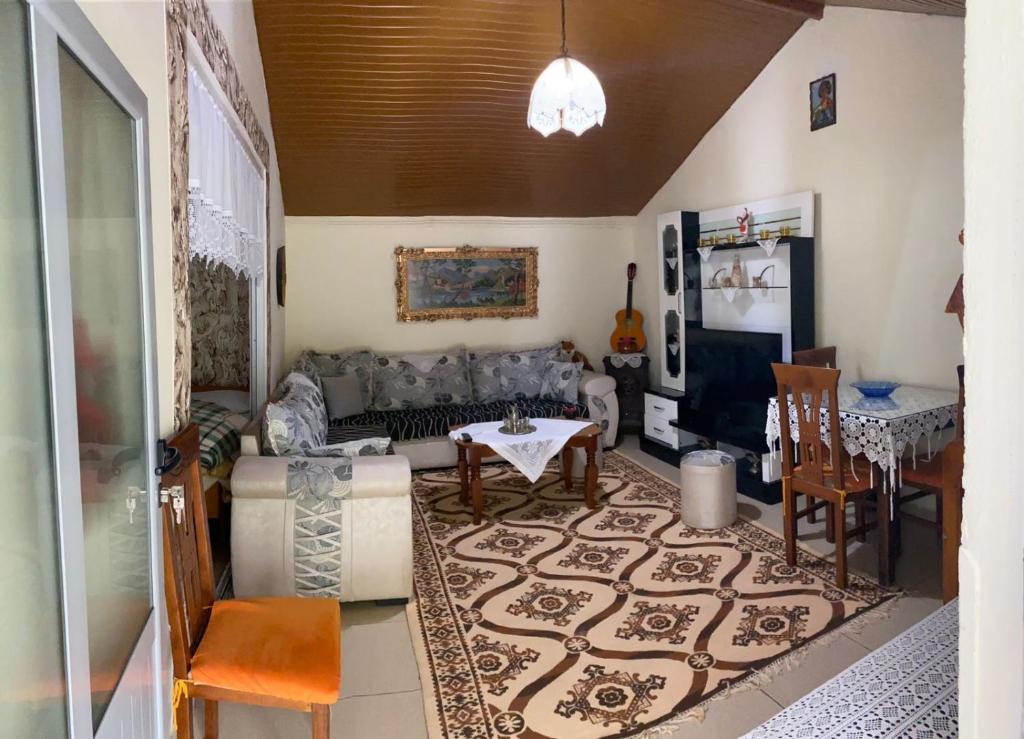 Foto dalla galleria di Kasaj Villa a Gjirokastër