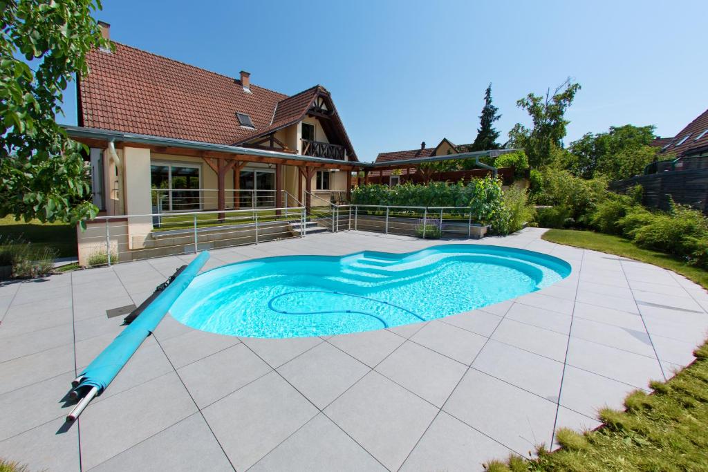 - une piscine dans la cour d'une maison dans l'établissement Villa Centre Alsace, à Sélestat