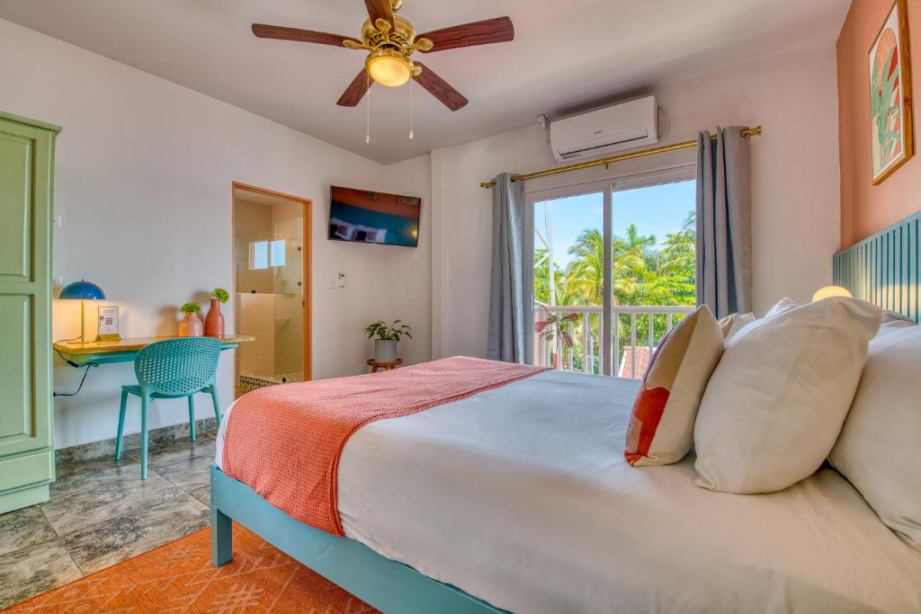 Una cama o camas en una habitación de Bocas Paradise Hotel