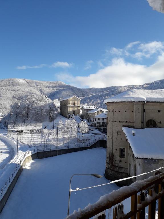 vistas a una ciudad nevada con edificios en Alloggio Silvia en Lisio