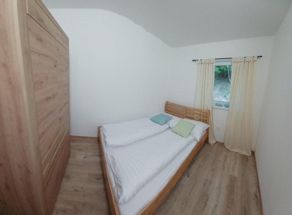 Postel nebo postele na pokoji v ubytování Apartmány Domaša Poľany