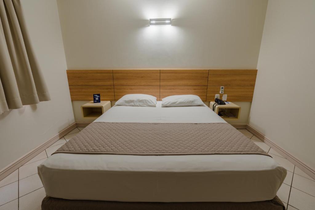 Postel nebo postele na pokoji v ubytování Hotel Caiuá Express Umuarama