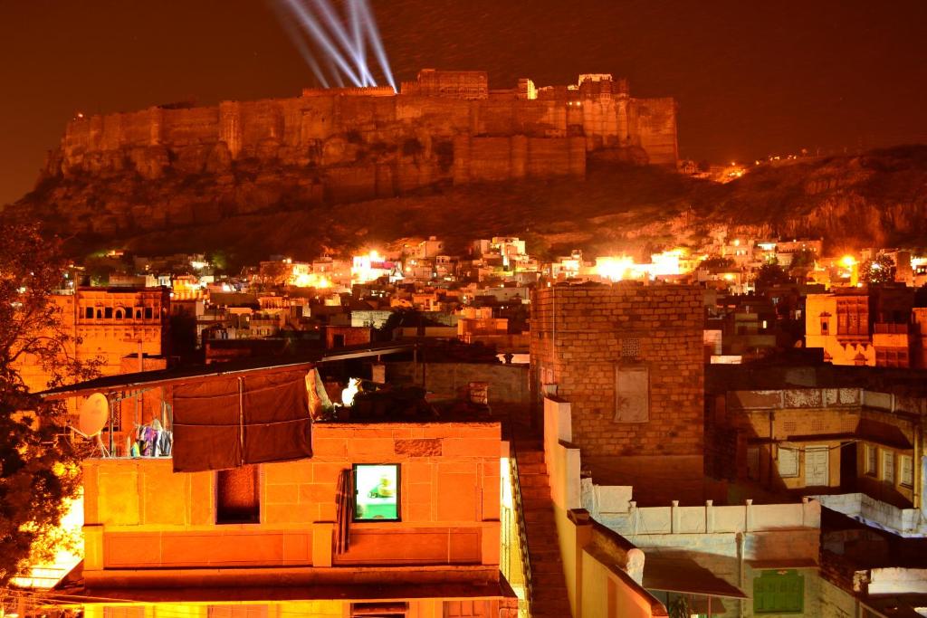 uitzicht op de stad 's nachts bij Royal Heritage Guest House in Jodhpur