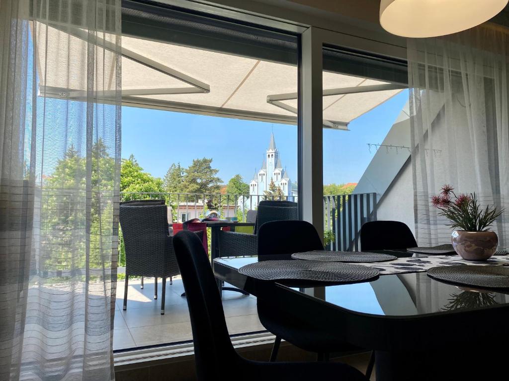 Balkón alebo terasa v ubytovaní Atrium Apartman Hévíz mit Panoramaterrasse und Tiefgarage