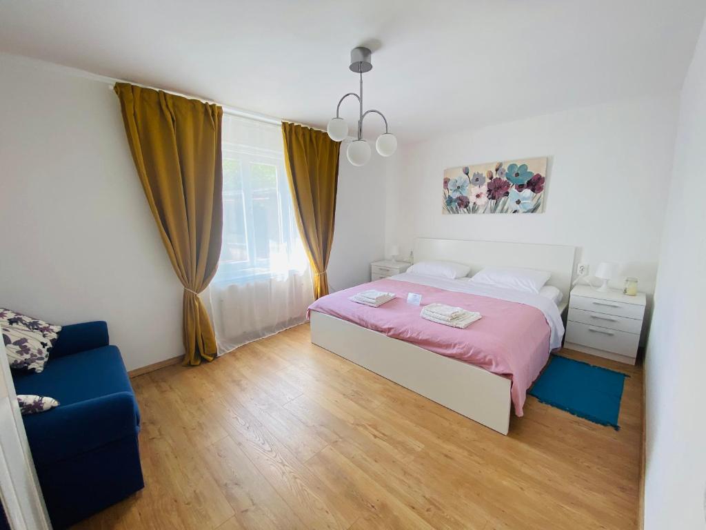 um quarto com uma cama e uma cadeira azul em Apartment Sea you em Lovran