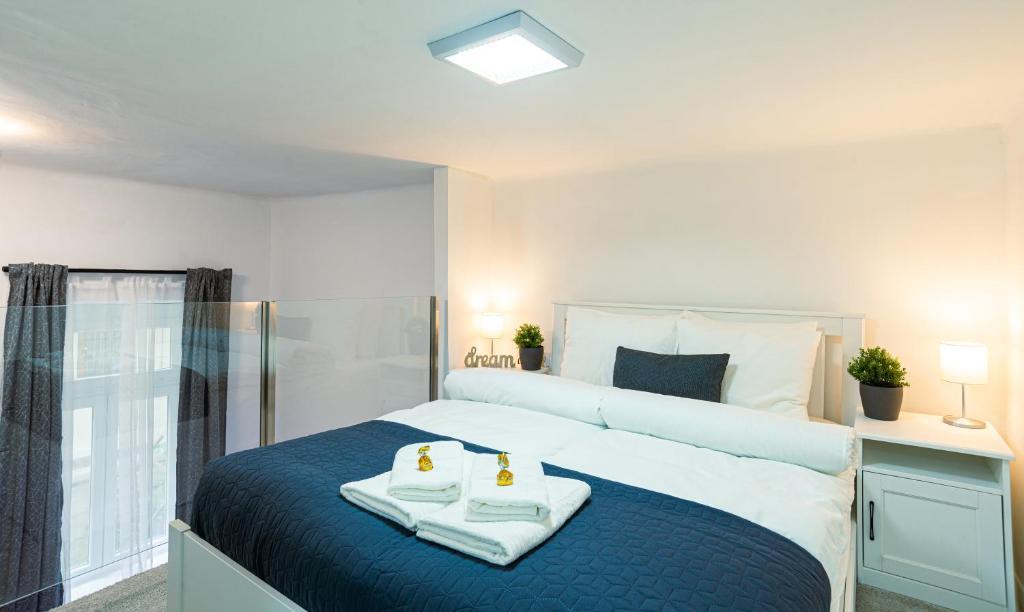 1 dormitorio con 1 cama grande y toallas. en Bella Mia - Entire Apartment near Liszt Ferenc Ter, en Budapest