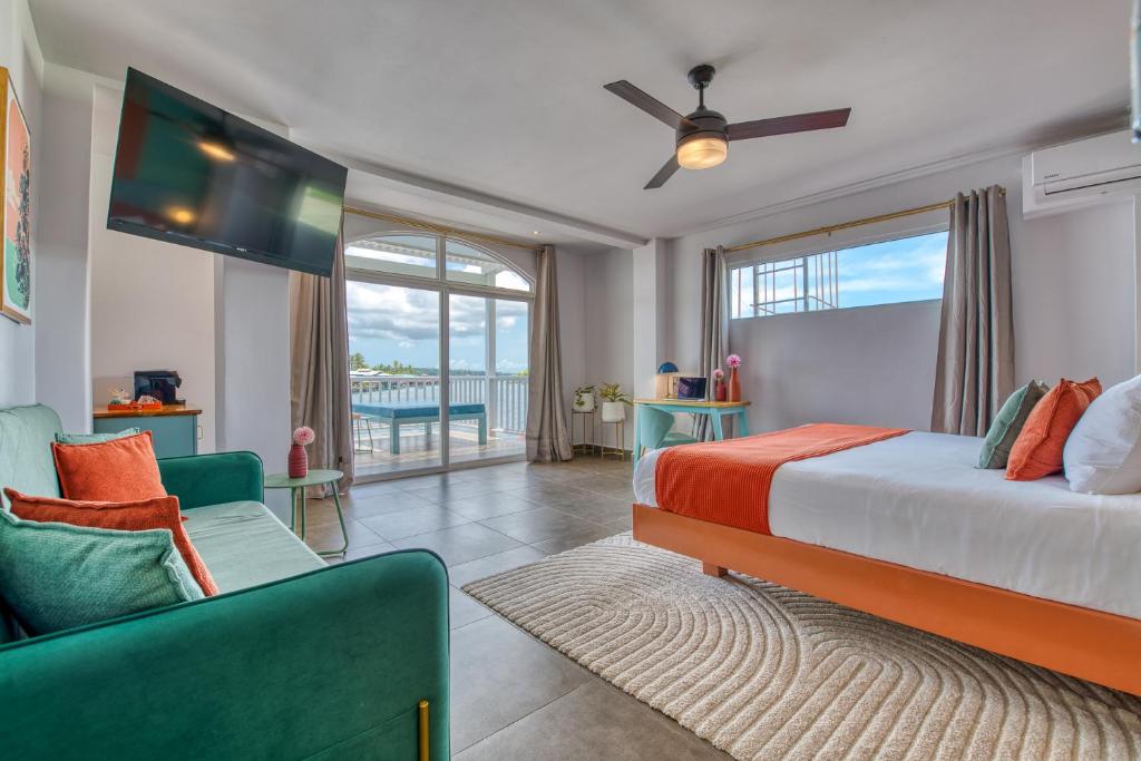 Una cama o camas en una habitación de Bocas Paradise Hotel