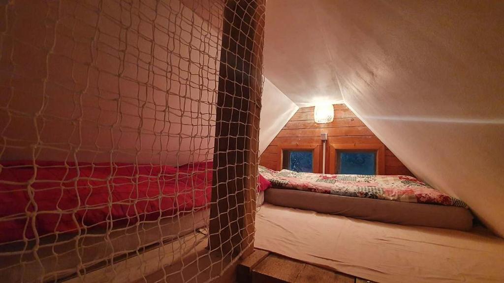 Postel nebo postele na pokoji v ubytování Chalupa pod Modřínem