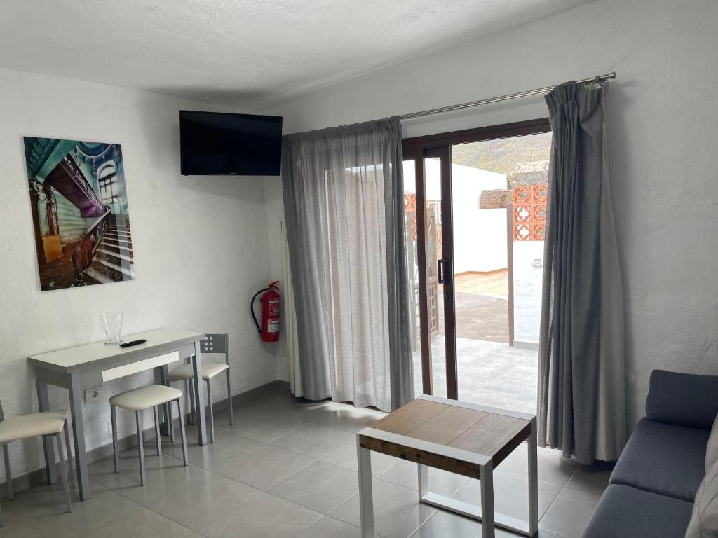 TV a/nebo společenská místnost v ubytování Apartamentos Finca Wapa