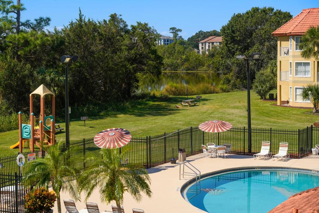 Πισίνα στο ή κοντά στο Parc Corniche Condominium Suites