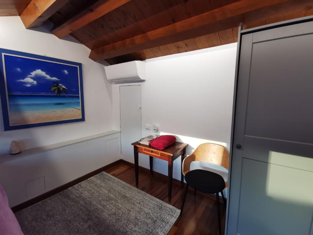 Cette petite chambre comprend une table et une chaise. dans l'établissement Mansarda centro storico, à Pordenone