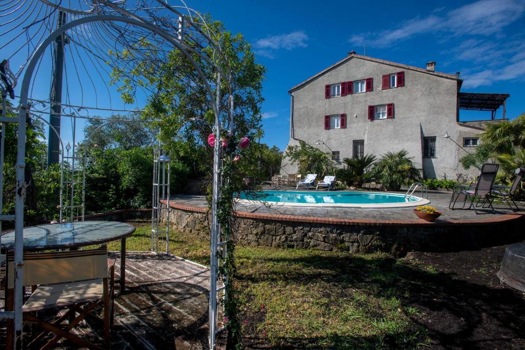 ein Haus und ein Pool vor einem Gebäude in der Unterkunft 164- Villa della Marchesa - Giardino e Piscina a pochi minuti dal centro di Sestri Levante in Santo Stefano del Ponte