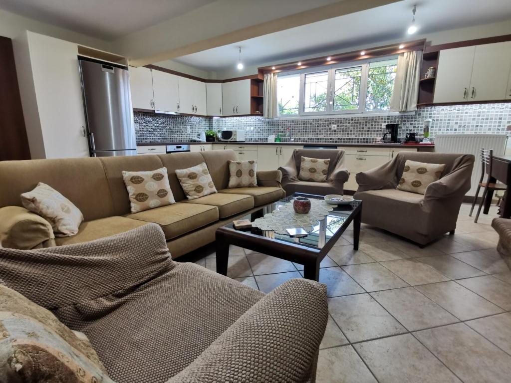 uma sala de estar com sofás e uma mesa de centro em George’s House em Kími
