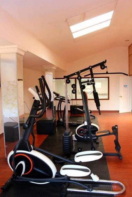 Fitness centrum a/nebo fitness zařízení v ubytování Howard Johnson Hotel Rinconada de Los Andes