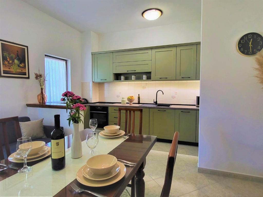 Kuchyň nebo kuchyňský kout v ubytování Cozy Apartment Mandula