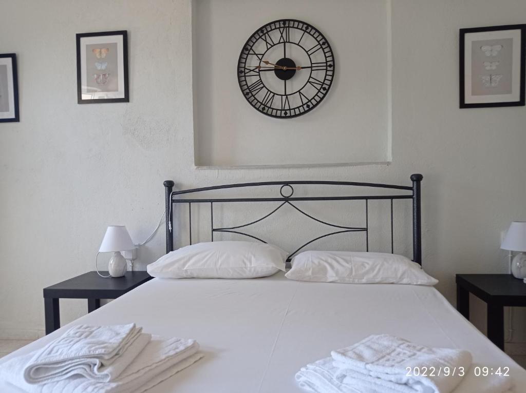 Postel nebo postele na pokoji v ubytování Sarantakis Apartments