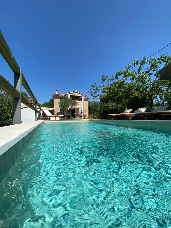 Bazén v ubytovaní Wellness House Oliva with heated salt water Pool, Sauna & Jakuzzi alebo v jeho blízkosti