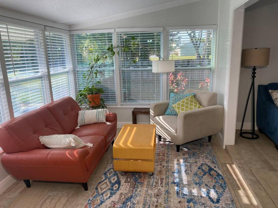 uma sala de estar com um sofá e uma cadeira em Rock Ridge I. Private and close to everything. em Vero Beach