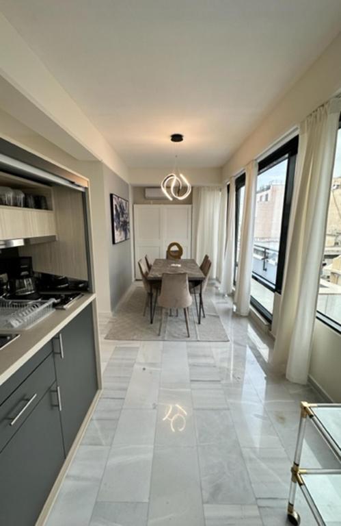 Kuchyň nebo kuchyňský kout v ubytování MELMA PROPERTIES - ARIA-Piraeus Central Penthouse