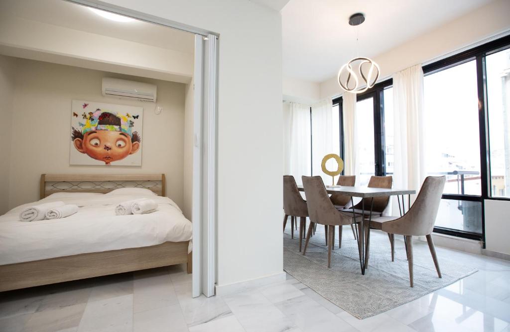 Postel nebo postele na pokoji v ubytování MELMA PROPERTIES - ARIA-Piraeus Central Penthouse