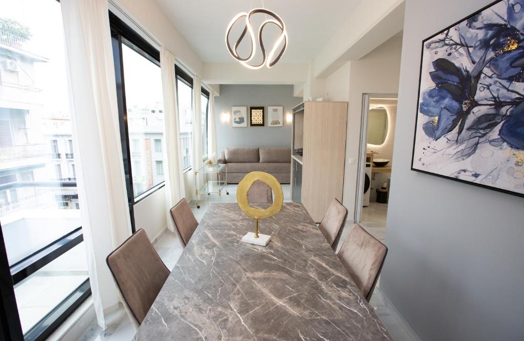 Posezení v ubytování MELMA PROPERTIES - ARIA-Piraeus Central Penthouse