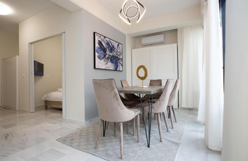 Posezení v ubytování MELMA PROPERTIES - ARIA-Piraeus Central Penthouse