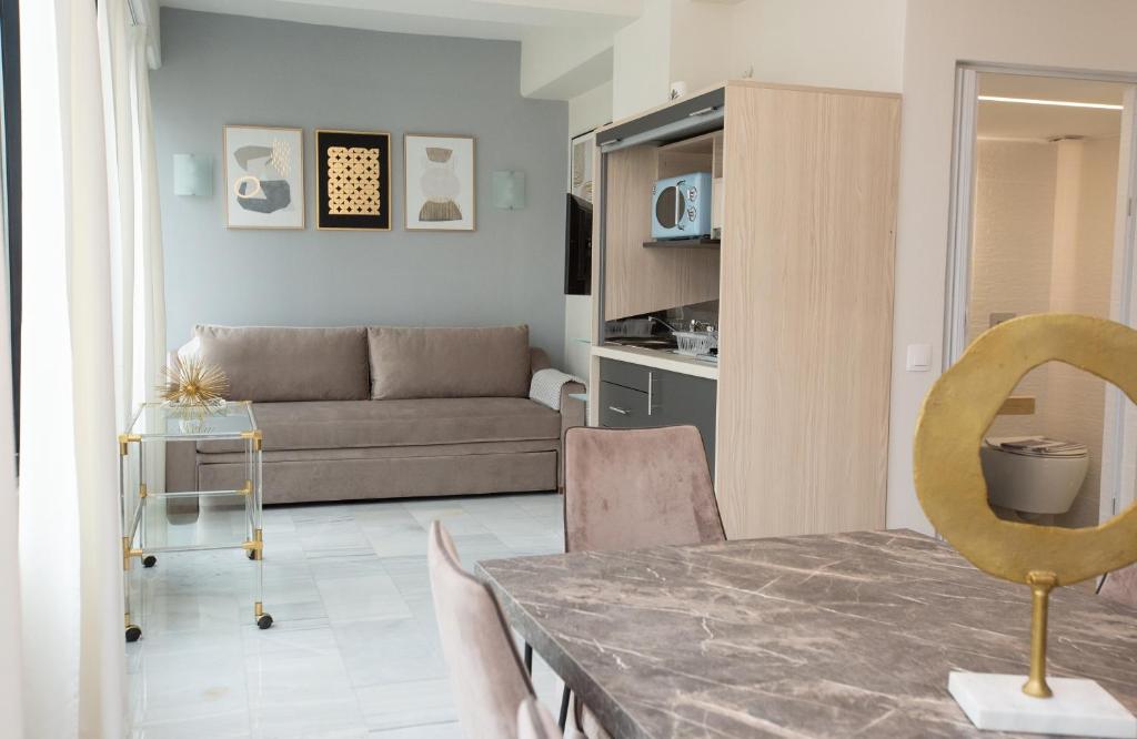 Posezení v ubytování MELMA PROPERTIES - ARIA-Piraeus Central Penthouse