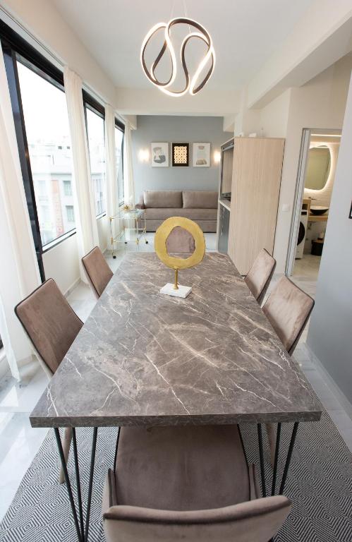 Posezení v ubytování MELMA PROPERTIES - ARIA-Piraeus Central Penthouse